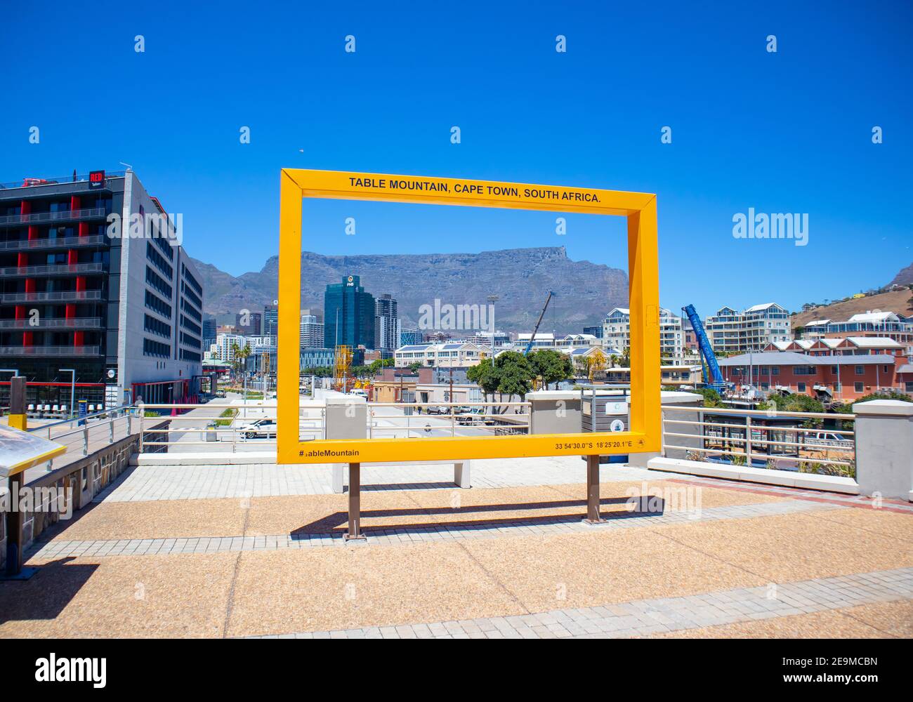 Waterfront- Kapstadt, Südafrika - 03-02-2021 großer gelber Tafelberg-Rahmen im Silo District in Kapstadt. Stockfoto