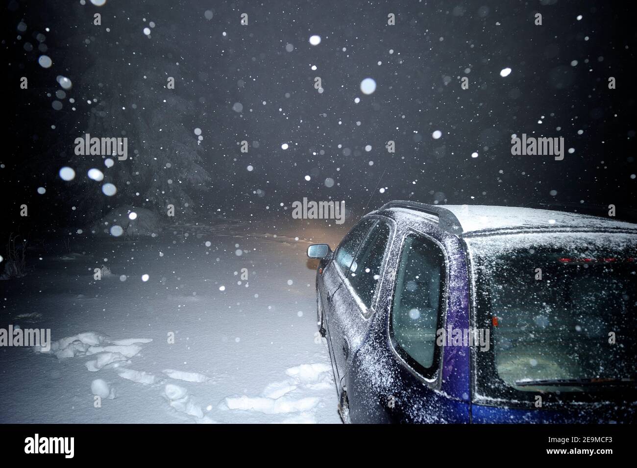auto, Auto, Nacht, Winter, schlechtes Wetter, Transport, Winternacht, Reise, Schnee, kalt, rutschig, Autofahren im Winter, Stockfoto
