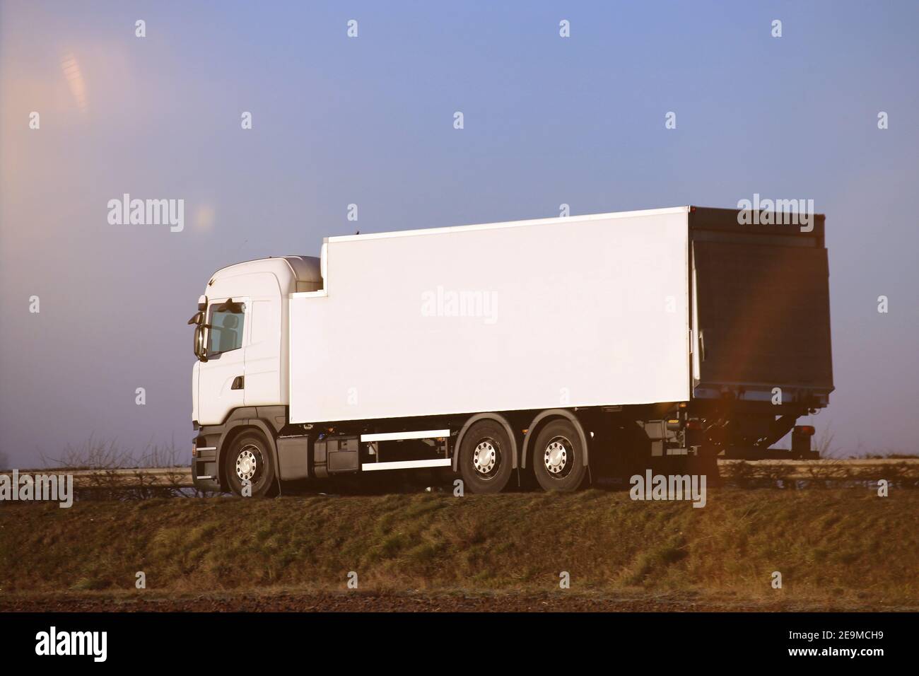 Symbolbild: LKW auf der Autobahn (Linksverkehr) Stockfoto