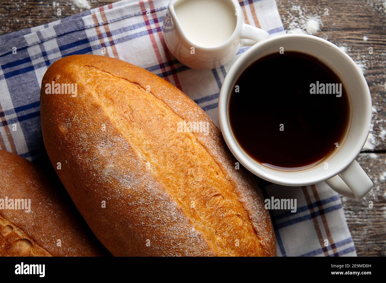 Nahaufnahme auf Laafs von Hefe-freies Brot mit Kaffee Stockfoto