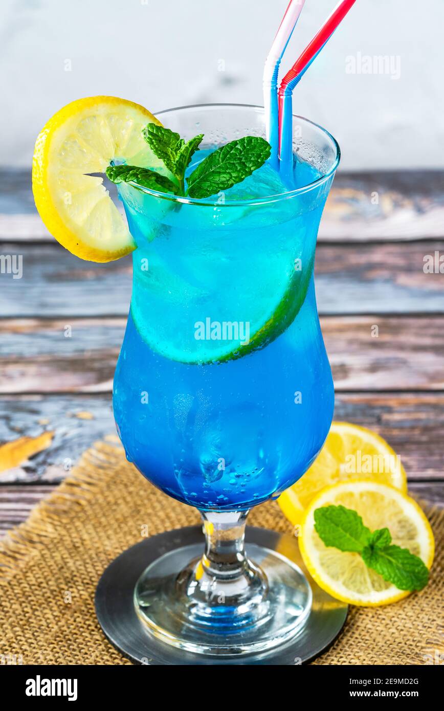 Blue Lagoon Cocktail aus blauem curacao Sirup gemischt mit Wodka Und  Limonade Stockfotografie - Alamy