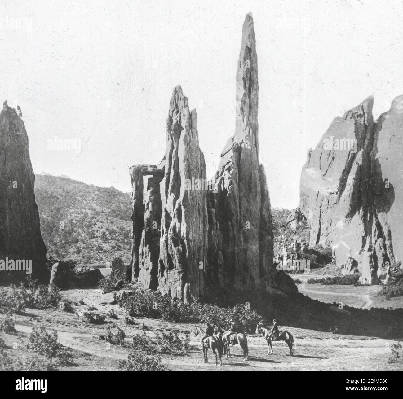 3 Cowboys zu Pferd bewundern die Kathedrale Türme in der Rocky Mountains von Colorado im Jahr 1800s Stockfoto