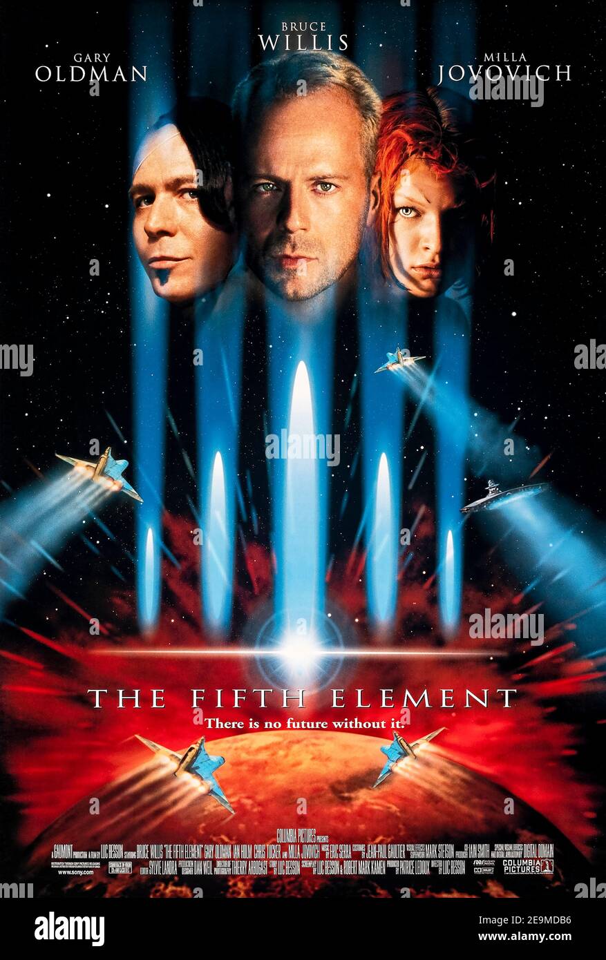 The Fifth Element (1997) Regie: Luc Besson mit Bruce Willis, Milla Jovovovich und Gary Oldman. Ein geheimnisvoller und schöner Alien ist die ultimative Waffe, die die Menschheit retten kann, fantastisches Design von Jean-Paul Gaultier und Soundtrack von Eric Serra. Stockfoto