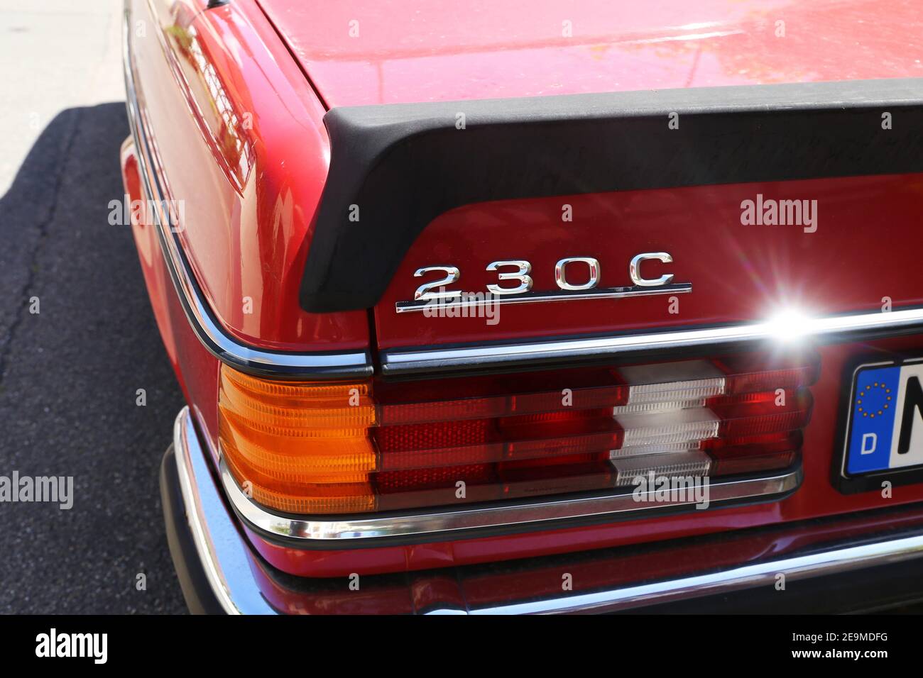 Detailansicht eines alten Mercedes der legendären W-123-Serie, Baujahr 1976 – 1985 (Neustadt, 01. Juni 2019) Stockfoto