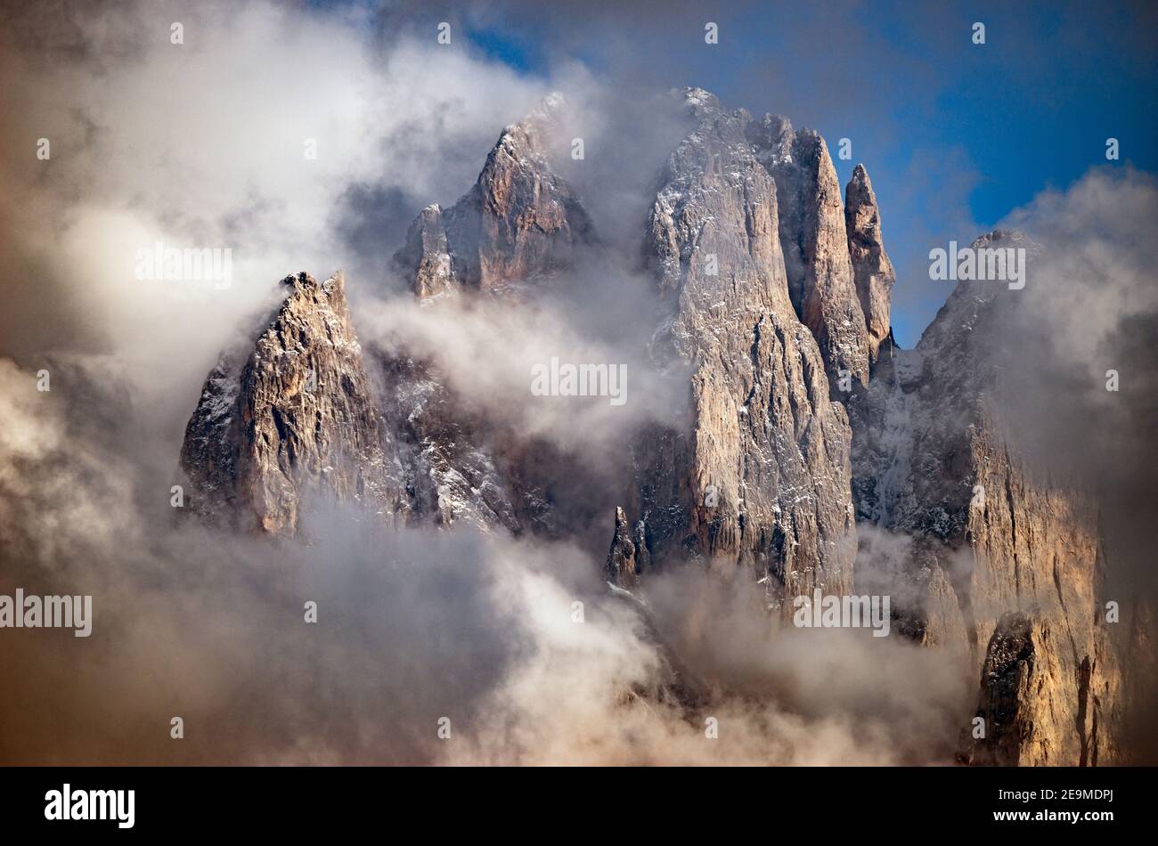 Langkofel, Italien - 11. September 2015. Die Landschaft im Grödnertal in Südtirol ist atemberaubend. Die Gebirgskette und die felsige Landschaft sind Teil der Dolomiten, die auch als die südlichen Kalkalpen bekannt sind. Hier der Langkofel (italienisch: Langkofel), der höchste Berg der Langkofelgruppe. Stockfoto