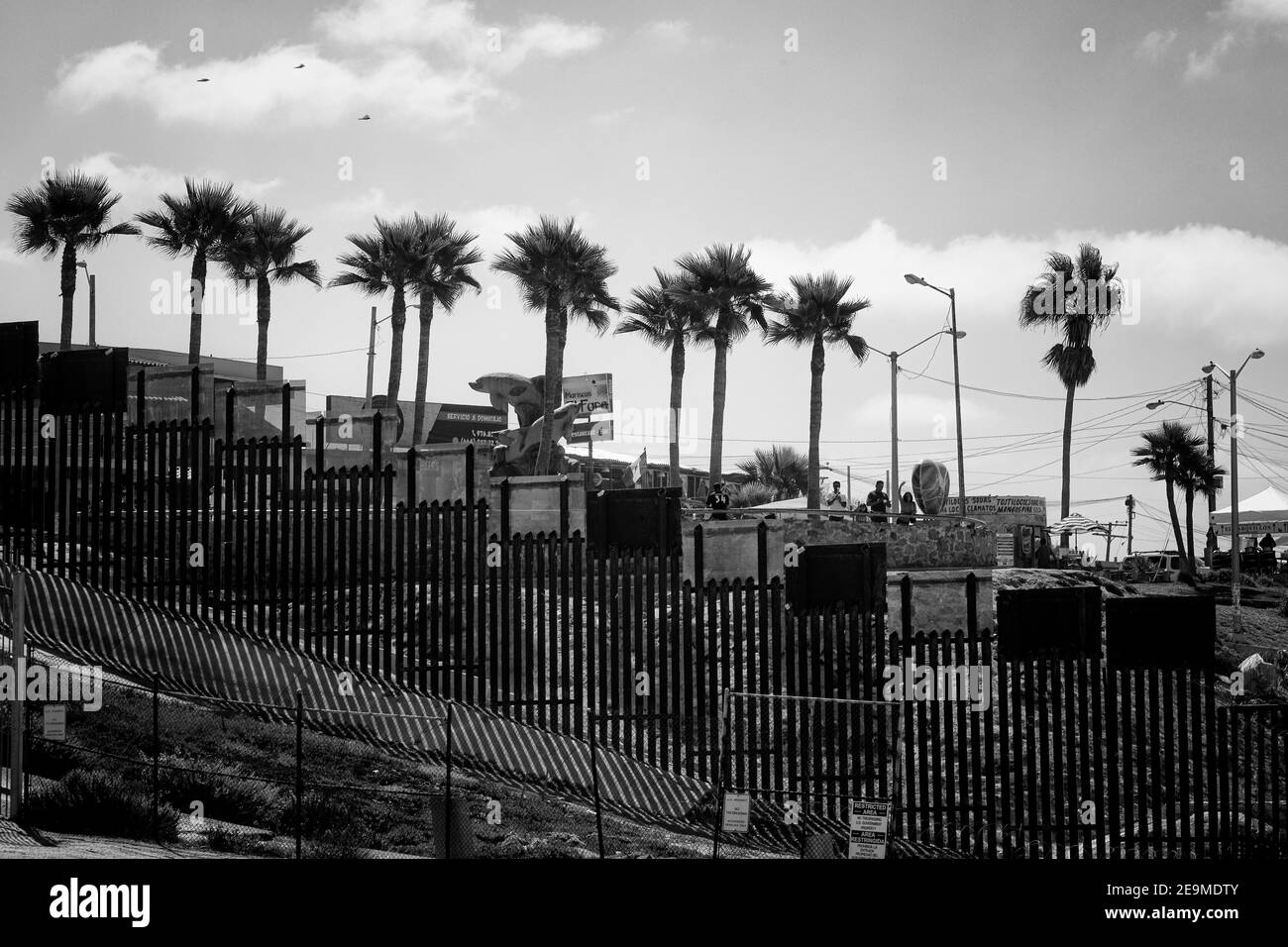 Dies ist die Grenzmauer zwischen den USA und Mexiko; das ist die USA militarisierte Seite, auf der anderen Seite der Strand und die Restaurants von Tijuana. Stockfoto