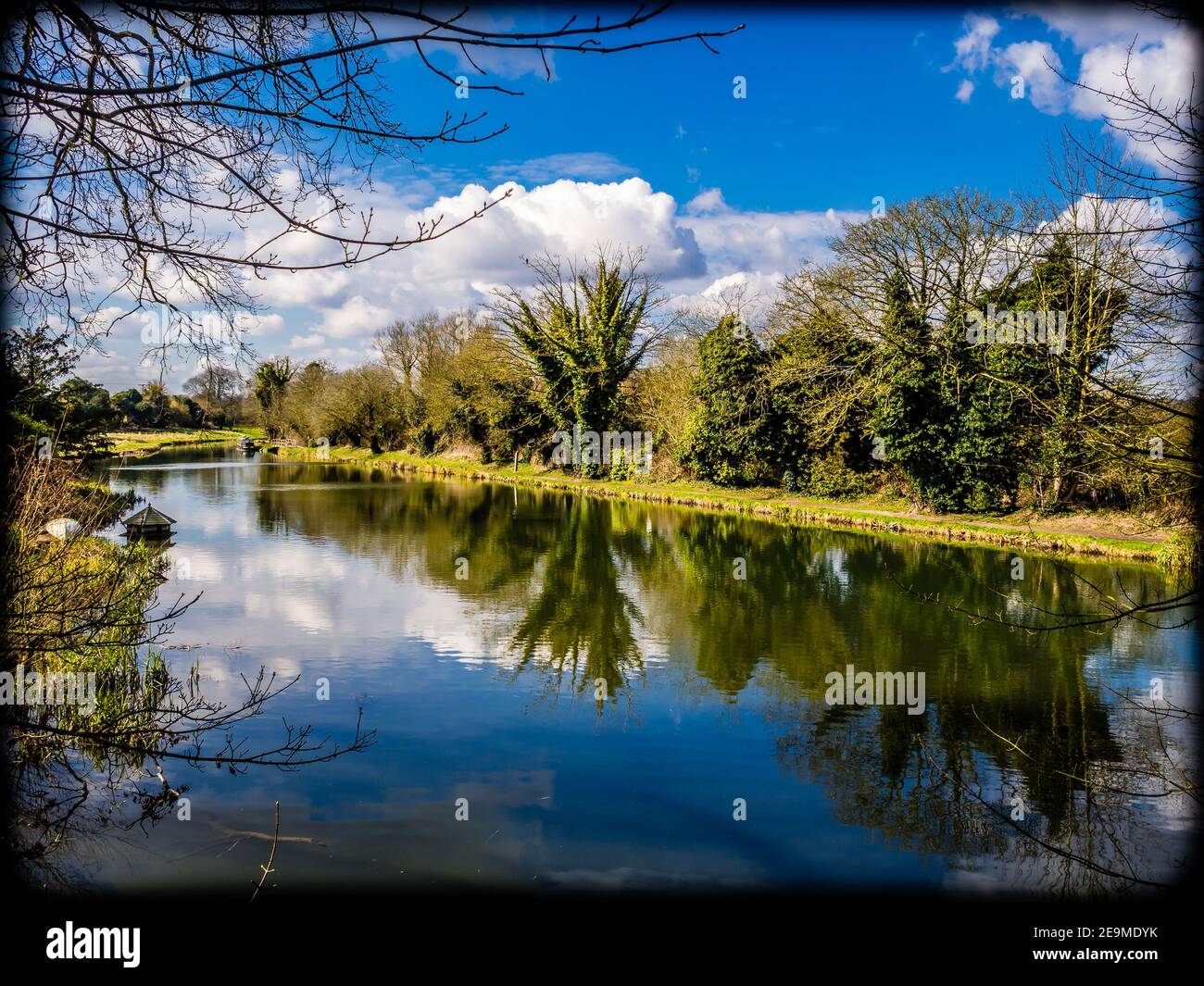Der Kennet und Avon Kanal in Kintbury in Berkshire. Stockfoto