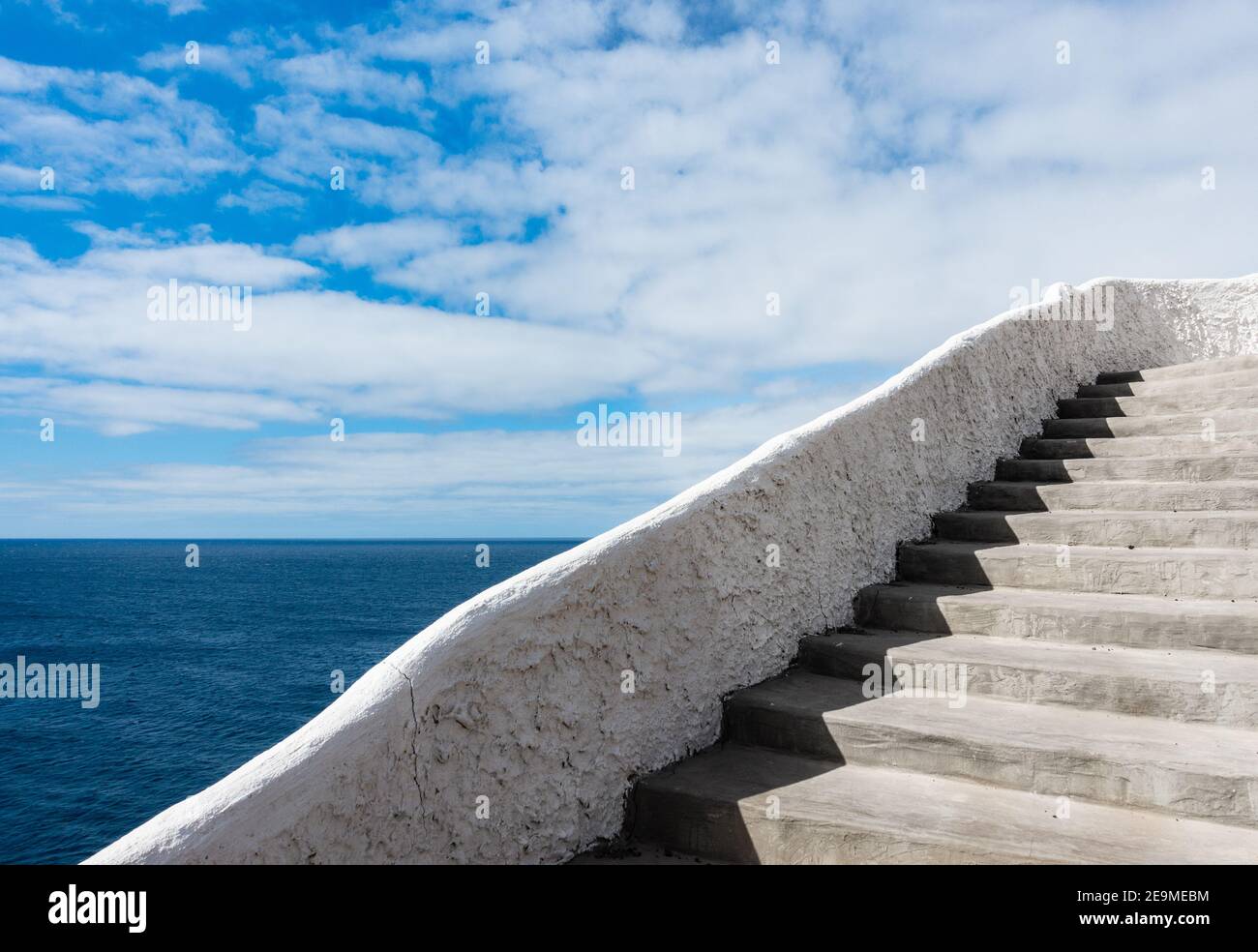 Geometrische Formen und Schatten auf Stufen am Küstenwanderweg. Stockfoto
