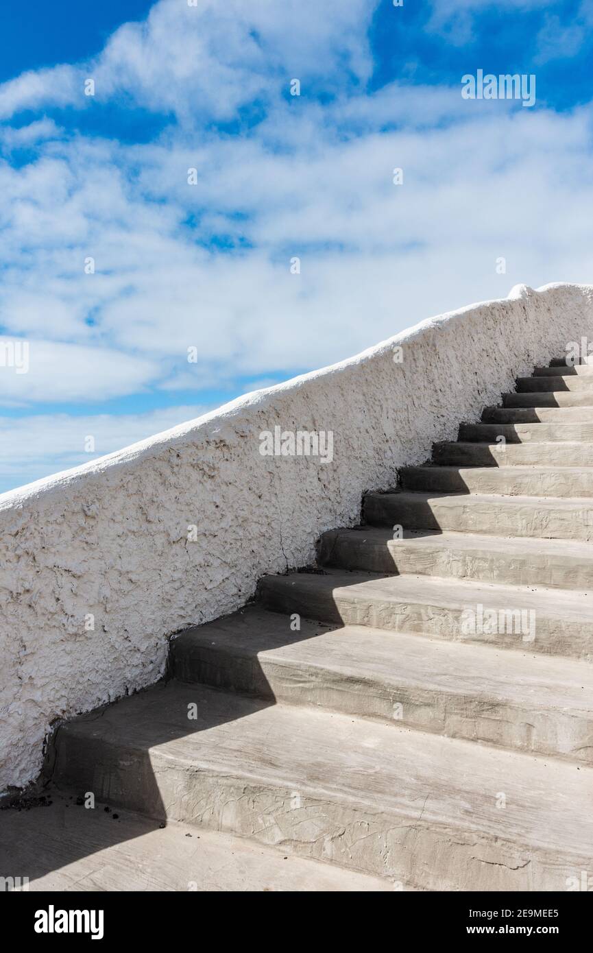 Geometrische Formen und Schatten auf Stufen am Küstenwanderweg. Stockfoto