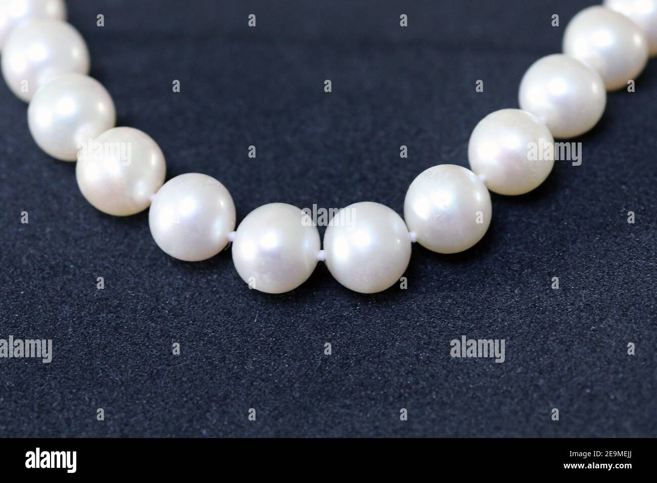 Perlenkette vor dunklem Hintergrund Stockfoto