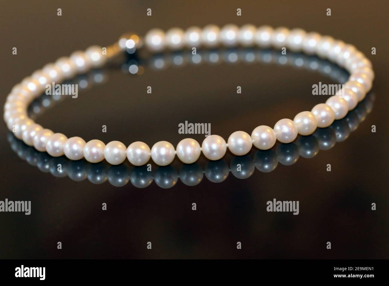 Perlenkette vor dunklem Hintergrund Stockfoto