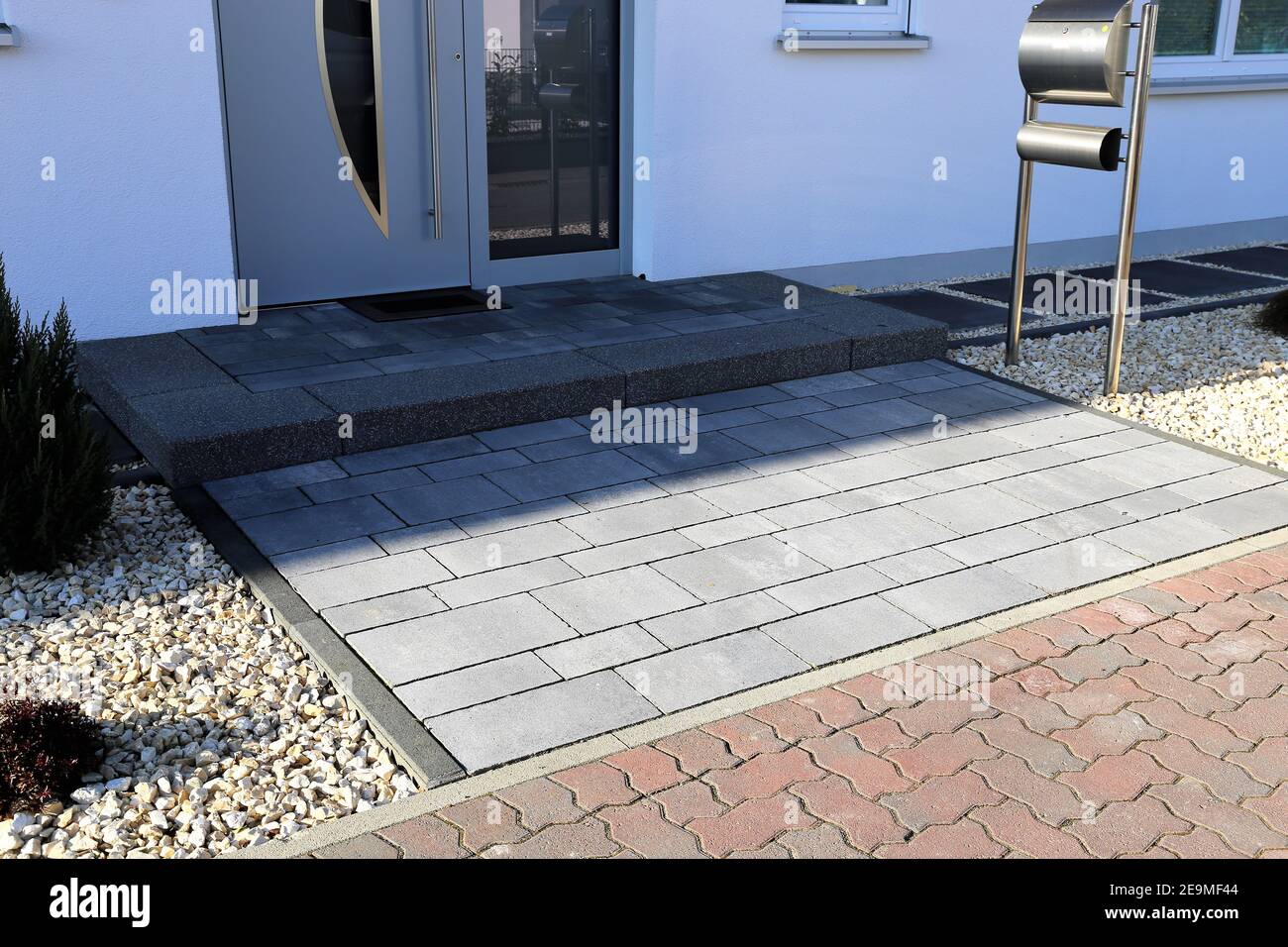 Wohnhaus mit modernem gepflasterten Stockfotografie Alamy