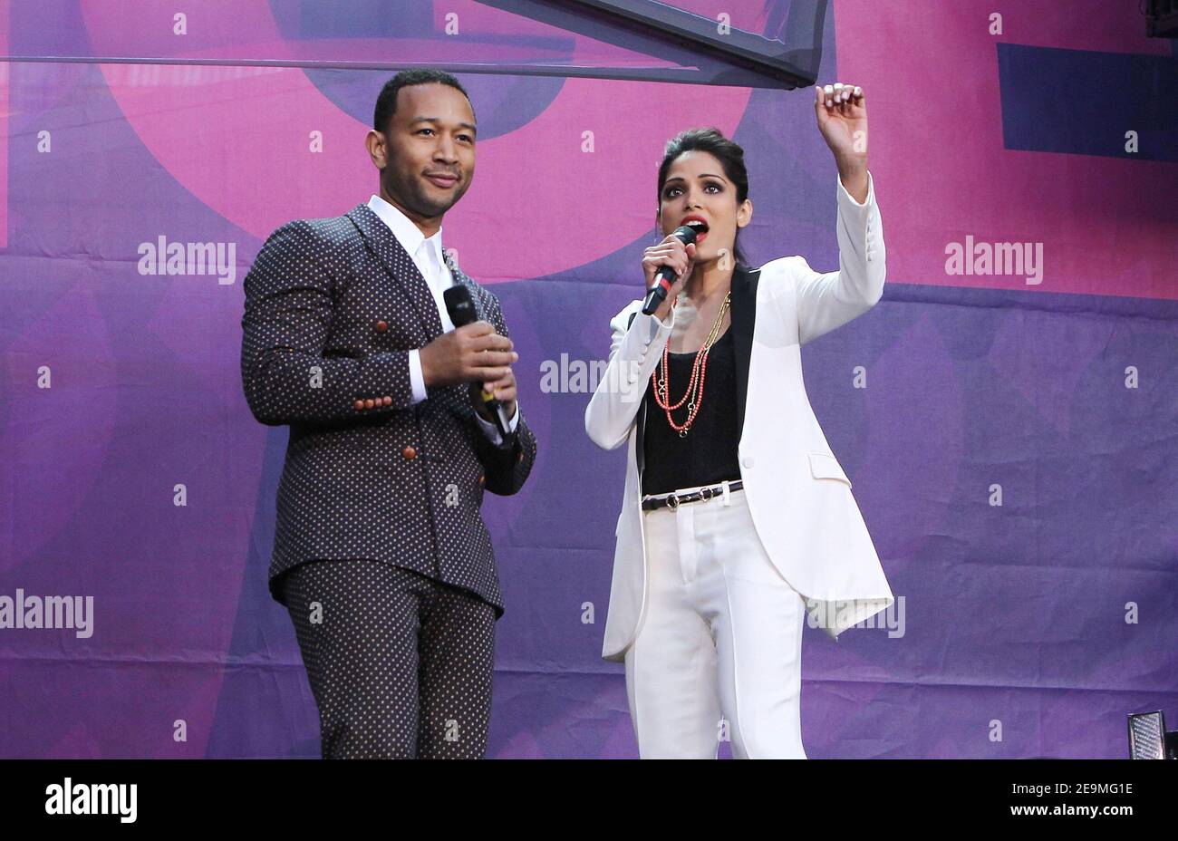 Twickenham, Großbritannien. 1.. Juni 2013. John Legend und Frieda Pinto sprechen auf der Bühne beim Sound of Change Live-Konzert im Chime for Change im Twickenham Stadium in Twickenham. Kredit: S.A.M./Alamy KREDIT: S.A.M./Alamy Stockfoto