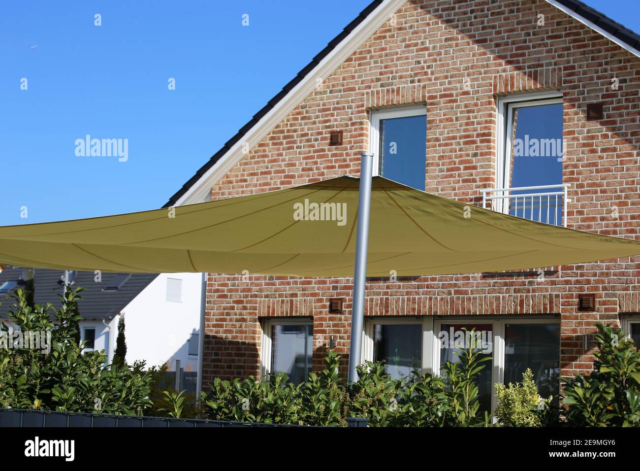 Hinterhof mit großen Schatten Segel (Schatten Tuch) Stockfoto