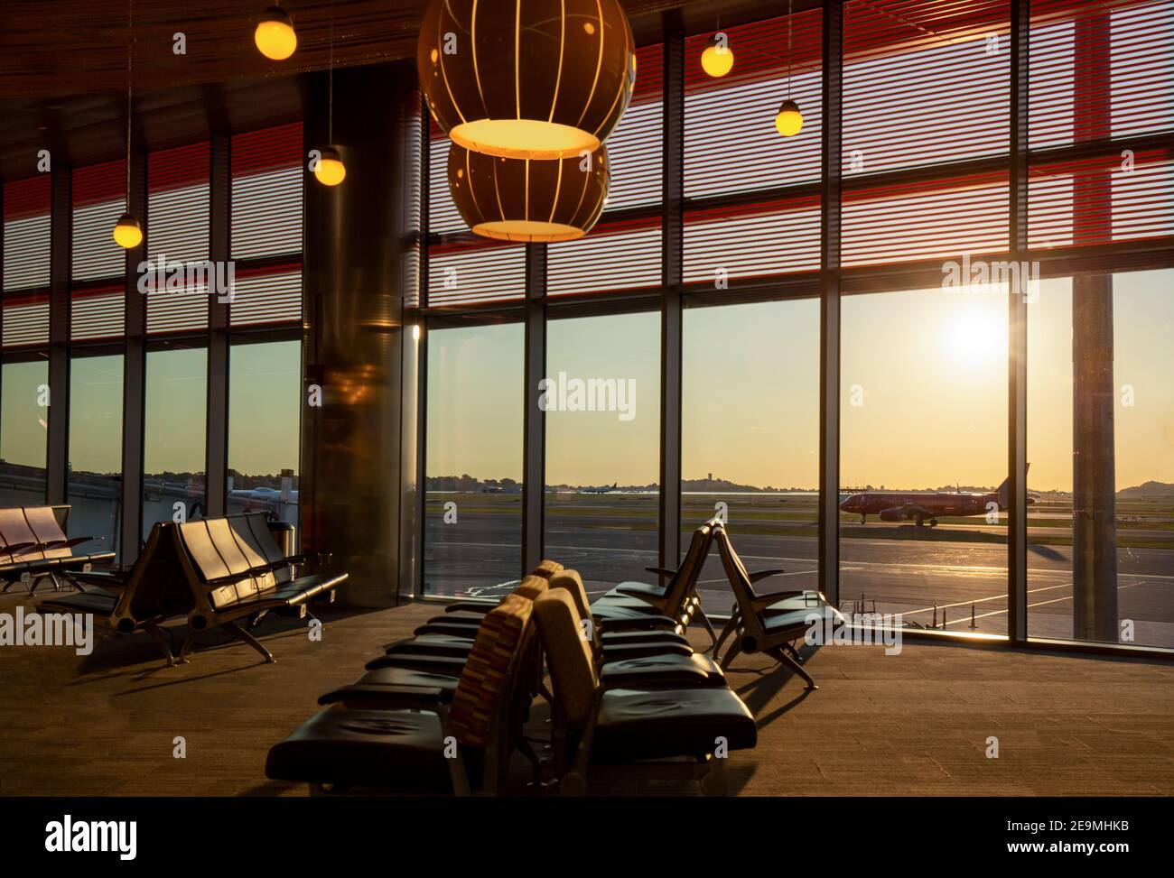 Boston Airport bei Sonnenuntergang mit Flugzeugen, die sich zum Start vorbereiten. Stockfoto Boston Airport bei Sonnenuntergang mit Flugzeugen, die sich zum Start vorbereiten. Stockfoto