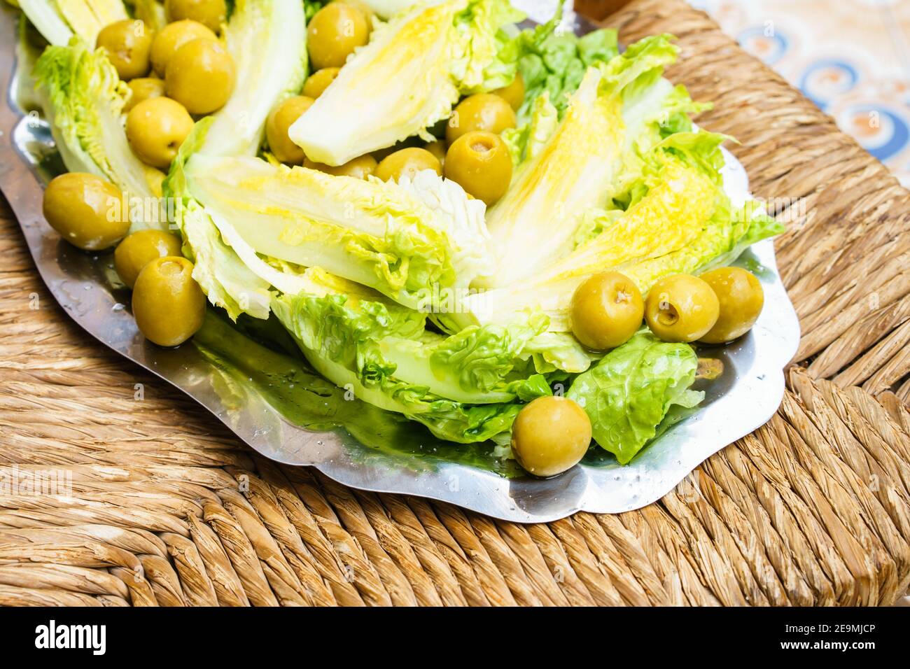 Nahaufnahme von frischem Salat mit Oliven auf einem Silbernes Tablett Stockfoto