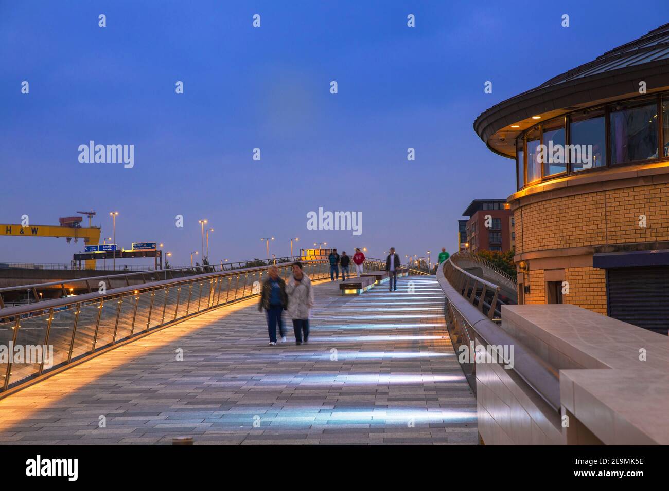 Vereinigtes Königreich, Nordirland, Belfast, Lagan Weir Fußgängerzone und Radbrücke Stockfoto