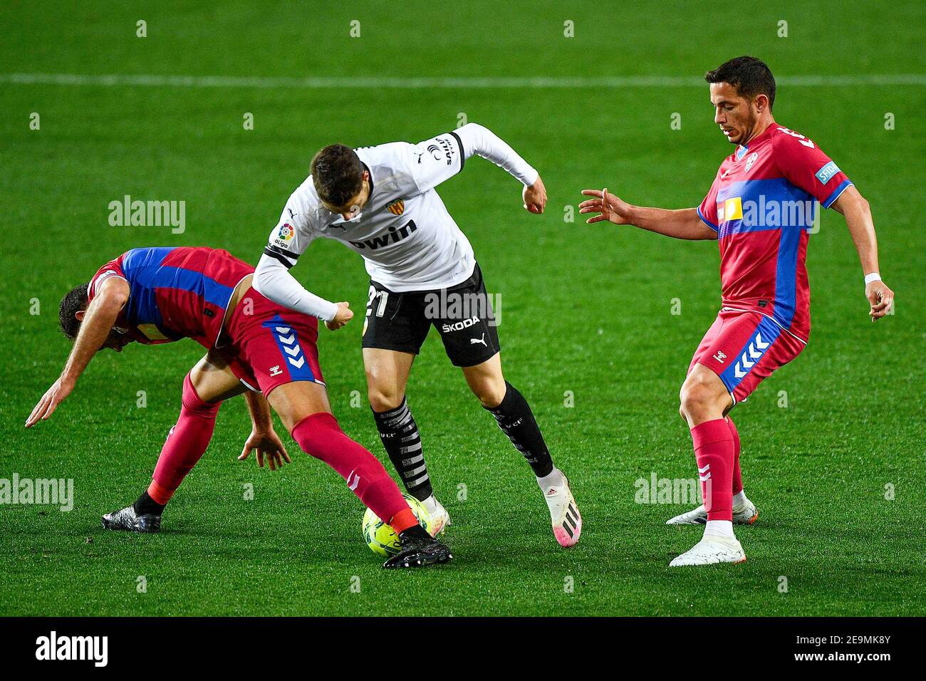 VALENCIA, SPANIEN - JANUAR 30: Gonzalo Verdu von Elche CF, Manu Vallejo von Valencia CF beim La Liga Santander Spiel zwischen Valencia CF und Elche Stockfoto