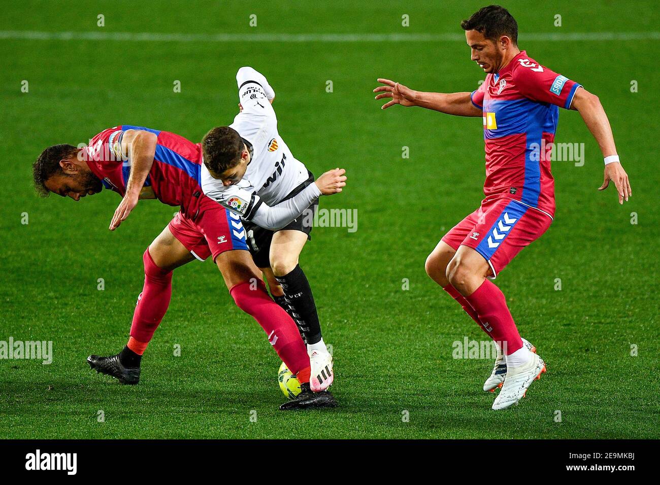 VALENCIA, SPANIEN - JANUAR 30: Gonzalo Verdu von Elche CF, Manu Vallejo von Valencia CF beim La Liga Santander Spiel zwischen Valencia CF und Elche Stockfoto