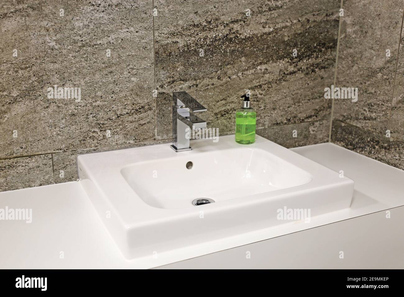 Top-Waschbecken in einem modernen Badezimmer Stockfoto