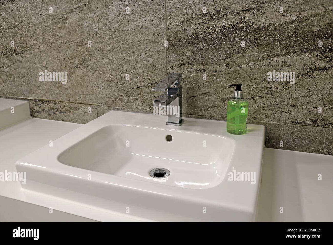 Top-Waschbecken in einem modernen Badezimmer Stockfoto