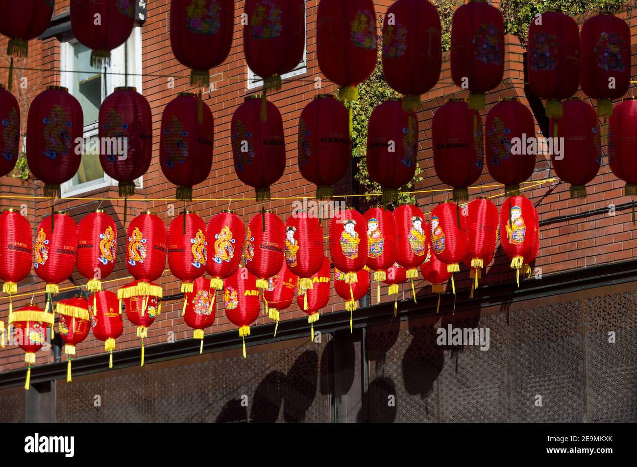 London, Großbritannien. 5. Februar 2021. Traditionelle rote Laternen wurden in Chinatown vor dem chinesischen Neujahrsfest, dem Jahr des Ochsen, installiert. Die normale Parade und die Feierlichkeiten wurden in diesem Jahr wegen der laufenden Coronavirus-Pandemie abgesagt und die Organisatoren werden stattdessen online Feiern veranstalten. Kredit: Stephen Chung / Alamy Live Nachrichten Stockfoto