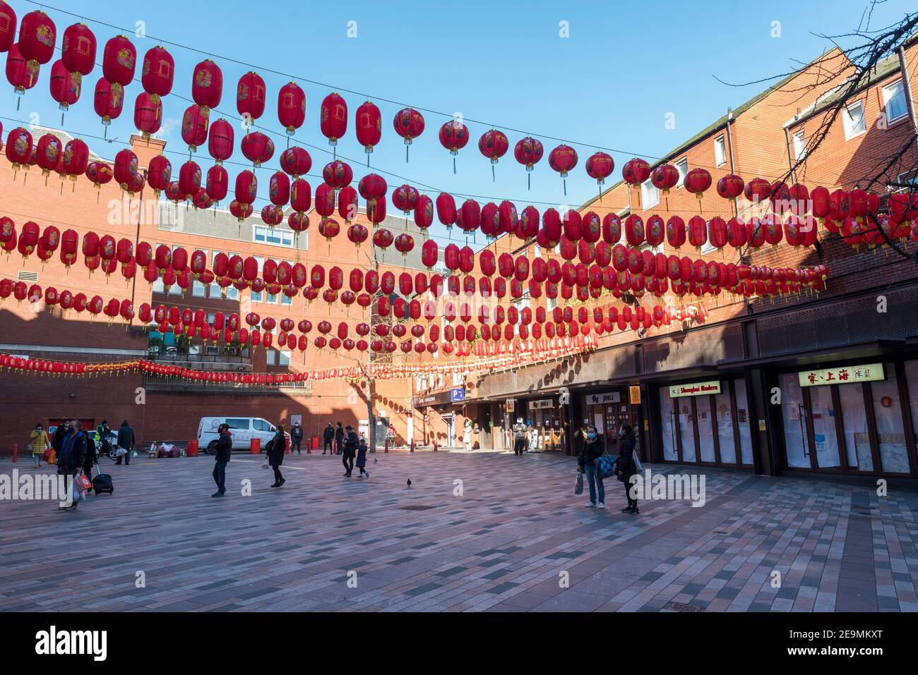 London, Großbritannien. 5. Februar 2021. Traditionelle rote Laternen wurden in Chinatown vor dem chinesischen Neujahrsfest, dem Jahr des Ochsen, installiert. Die normale Parade und die Feierlichkeiten wurden in diesem Jahr wegen der laufenden Coronavirus-Pandemie abgesagt und die Organisatoren werden stattdessen online Feiern veranstalten. Kredit: Stephen Chung / Alamy Live Nachrichten Stockfoto