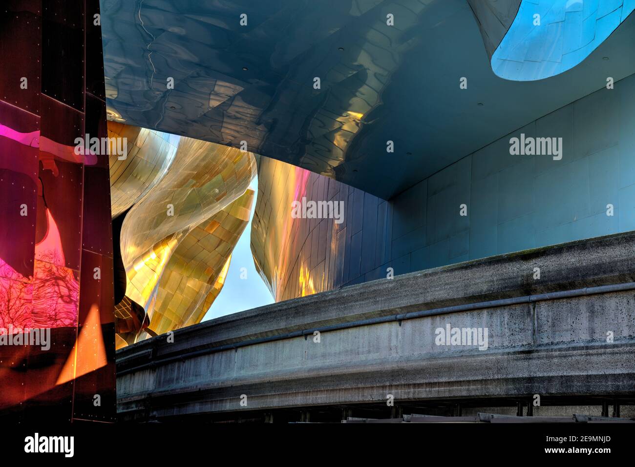 Die Seattle Monorail Strecke führt durch die EMP im Seattle Center in dieser farbenfrohen Szene. Stockfoto