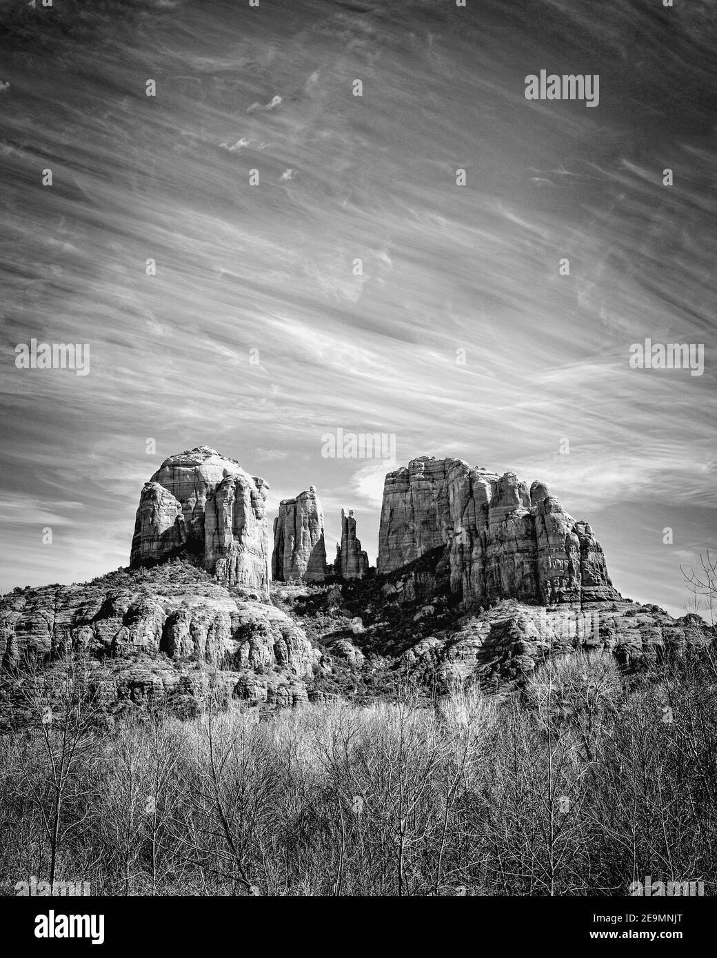 Cathedral Rock reicht in den Himmel, während Wolken über den Horizont in Sedona, Arizona, ziehen. Stockfoto
