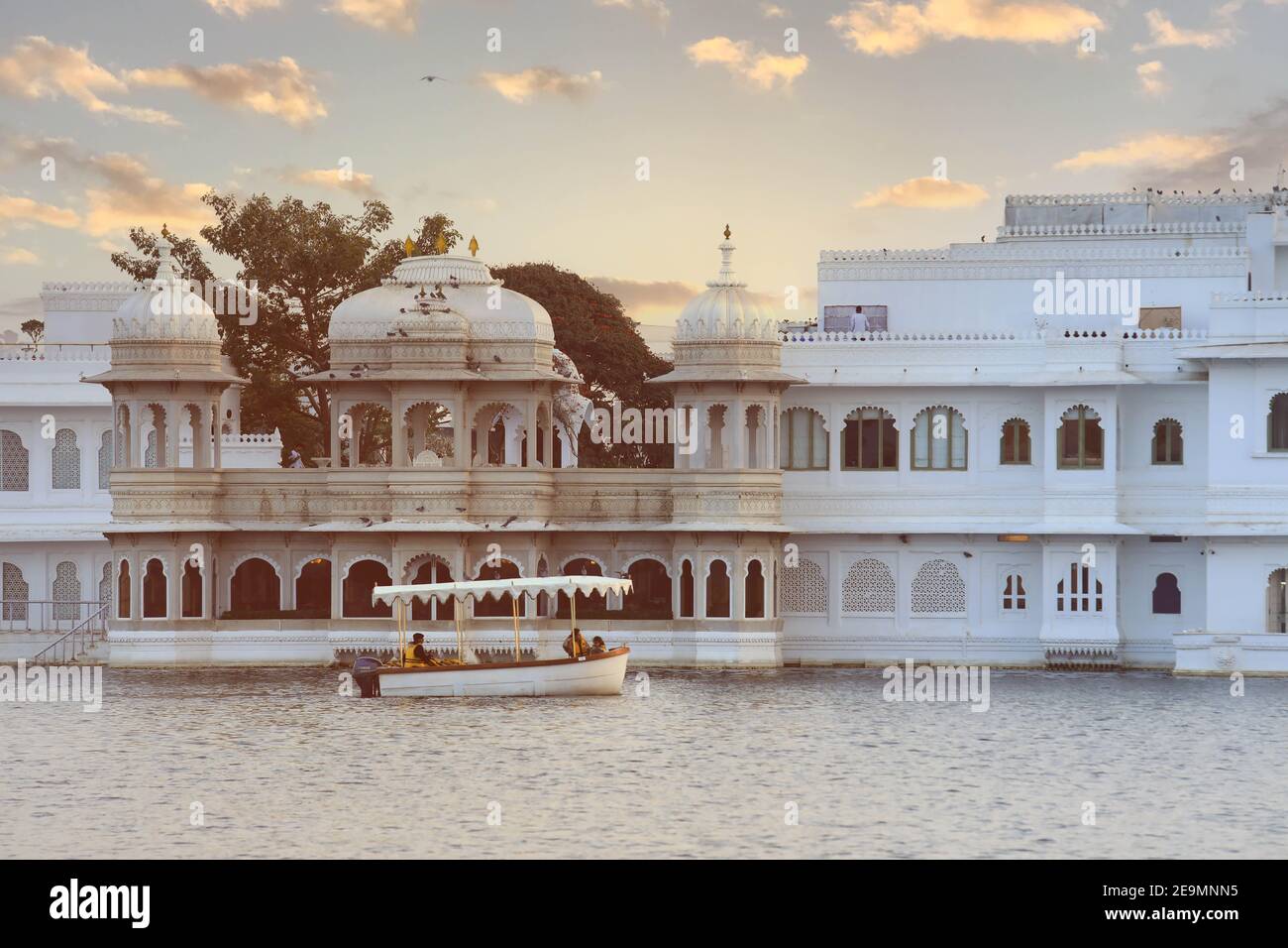 Udaipur Indien - 19. Januar 2020 : Taj Lake Palace am See Pichola bei Sonnenaufgang in Udaipur Rajasthan Indien. Stockfoto