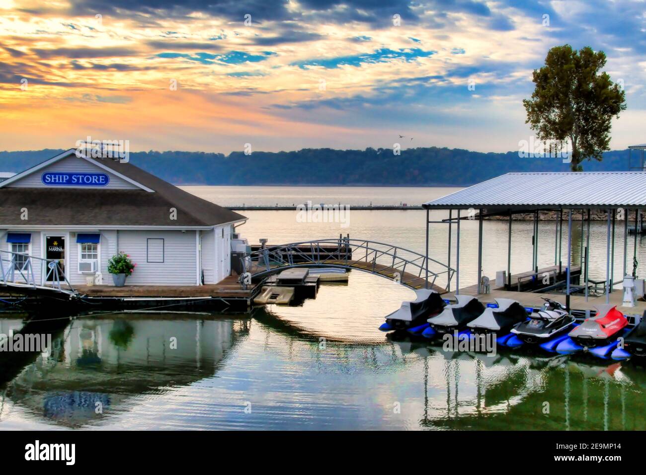 Das Shangri La ist ein bekanntes nordöstliches Oklahoma Resort auf Monkey Island am Grand Lake und genießt einen ruhigen und farbenfrohen Sonnenaufgang am frühen Morgen. Stockfoto