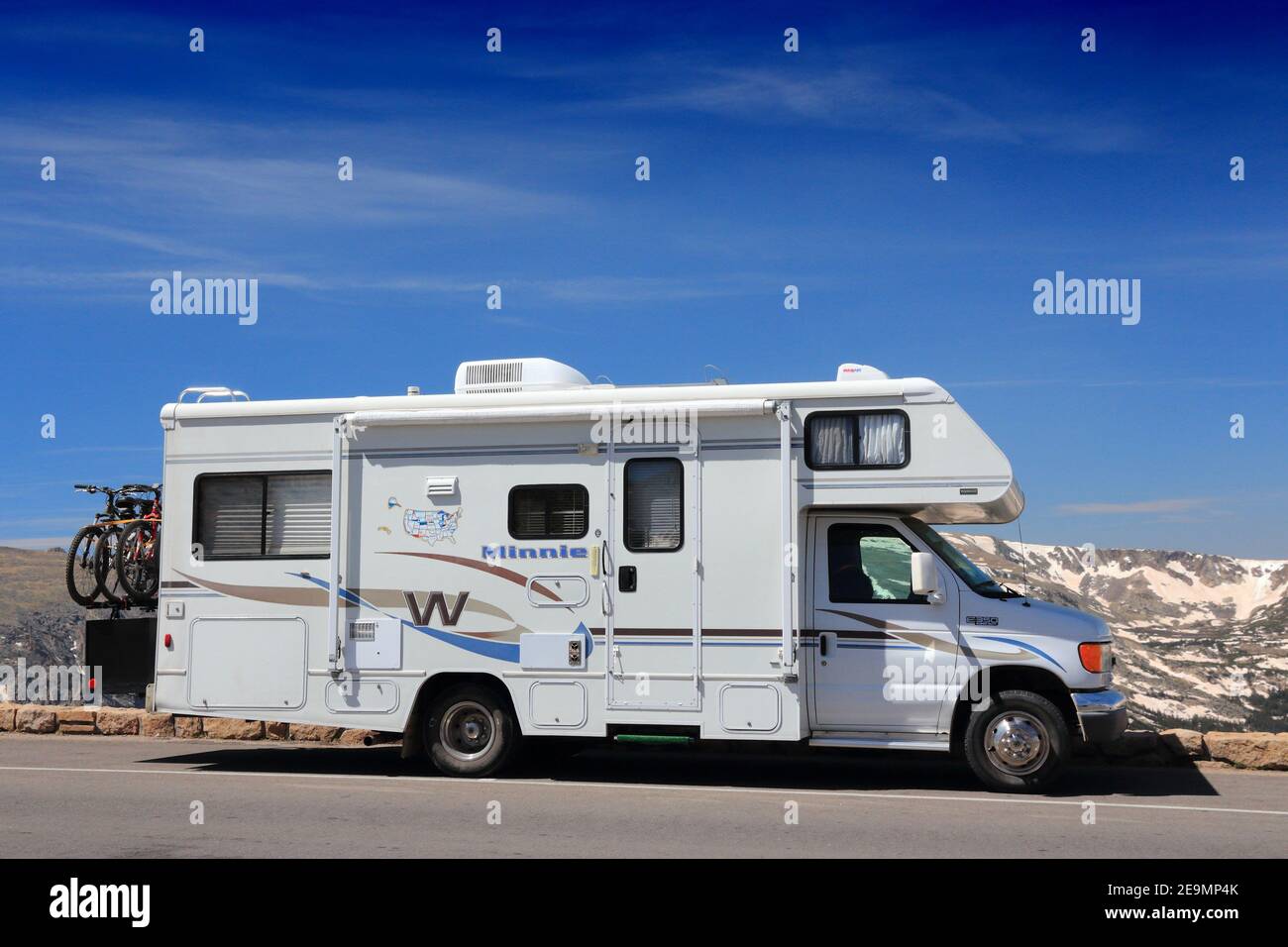 ROCKY MOUNTAINS, USA - 19. JUNI 2013: RV Wohnmobil entlang der Trail Ridge Road im Rocky Mountain National Park, Colorado geparkt. RNMP hat 3,176,941 jährliche Stockfoto