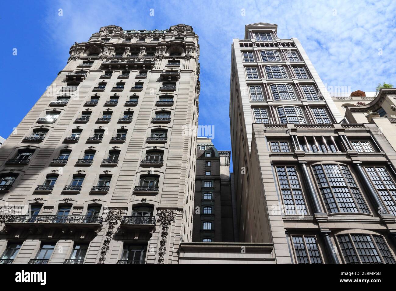 NEW YORK, USA - 2. JULI 2013: Skyline der Fifth Avenue in New York. 5th Avenue ist eine der teuersten Immobiliengebiete der Welt. Stockfoto