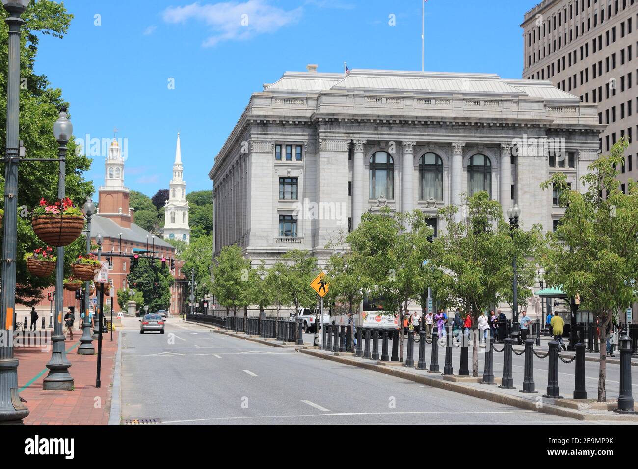 PROVIDENCE, USA - 8. JUNI 2013: Menschen besuchen die Innenstadt von Providence. Providence ist die Hauptstadt und bevölkerungsreichste Stadt in Rhode Island mit 182.000 Städten Stockfoto