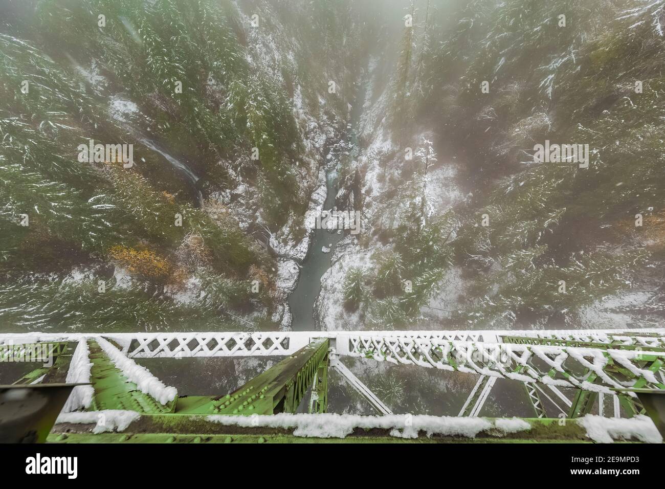 Blick hinunter von der High Steel Bridge, einst eine Holzfäller Eisenbahnbrücke und jetzt eine Straßenbrücke über den South Fork Skokomish River, Olympic National Fores Stockfoto