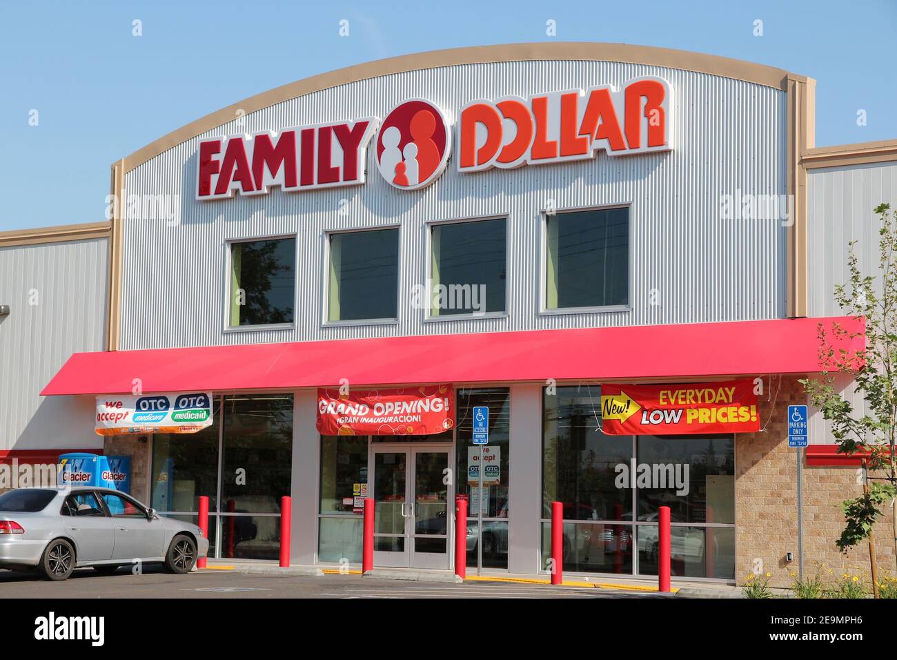 FRESNO, VEREINIGTE STAATEN - 12. APRIL 2014: Family Dollar Store in Fresno, Kalifornien. Family Dollar ist im Besitz der Dollar Tree Group. Stockfoto