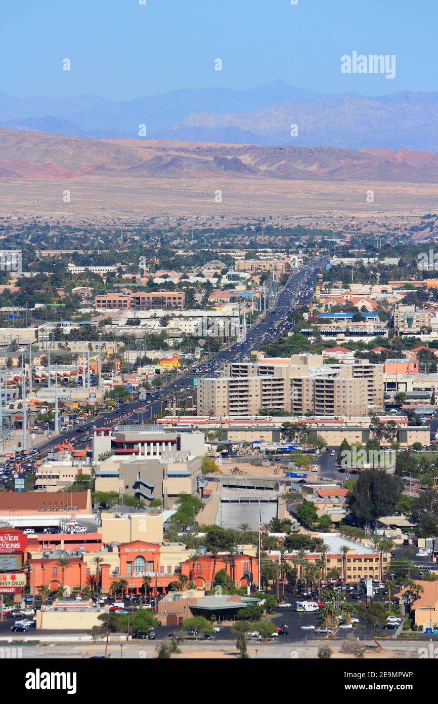 LAS VEGAS, USA - 14. APRIL 2014: Luftaufnahme der Flamingo Road in Las Vegas, mit der Wüste im Hintergrund. Stockfoto
