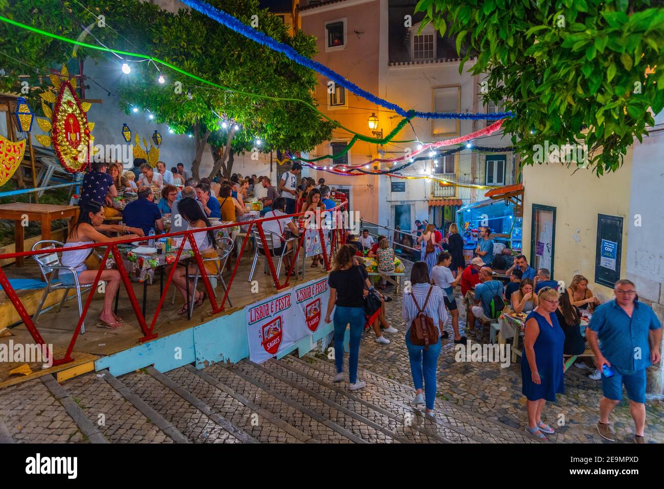 LISSABON, PORTUGAL, 31. MAI 2019: Die Menschen genießen ein Street-Food-Festival im Stadtteil Alfama in Lissabon, Portugal Stockfoto