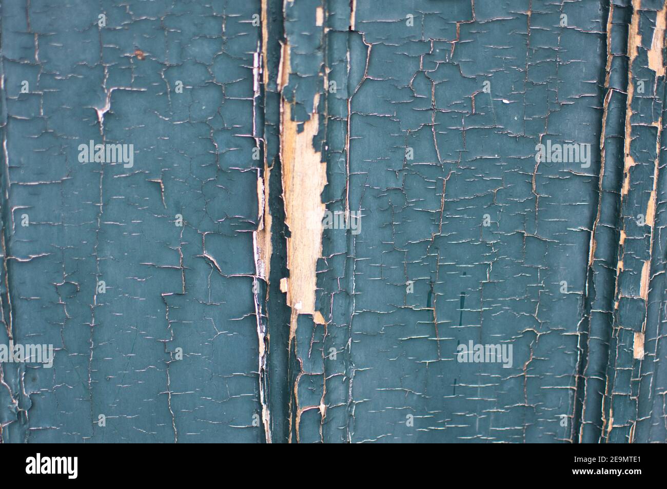 Altes Holz mit abblätternder Farbe Stockfoto