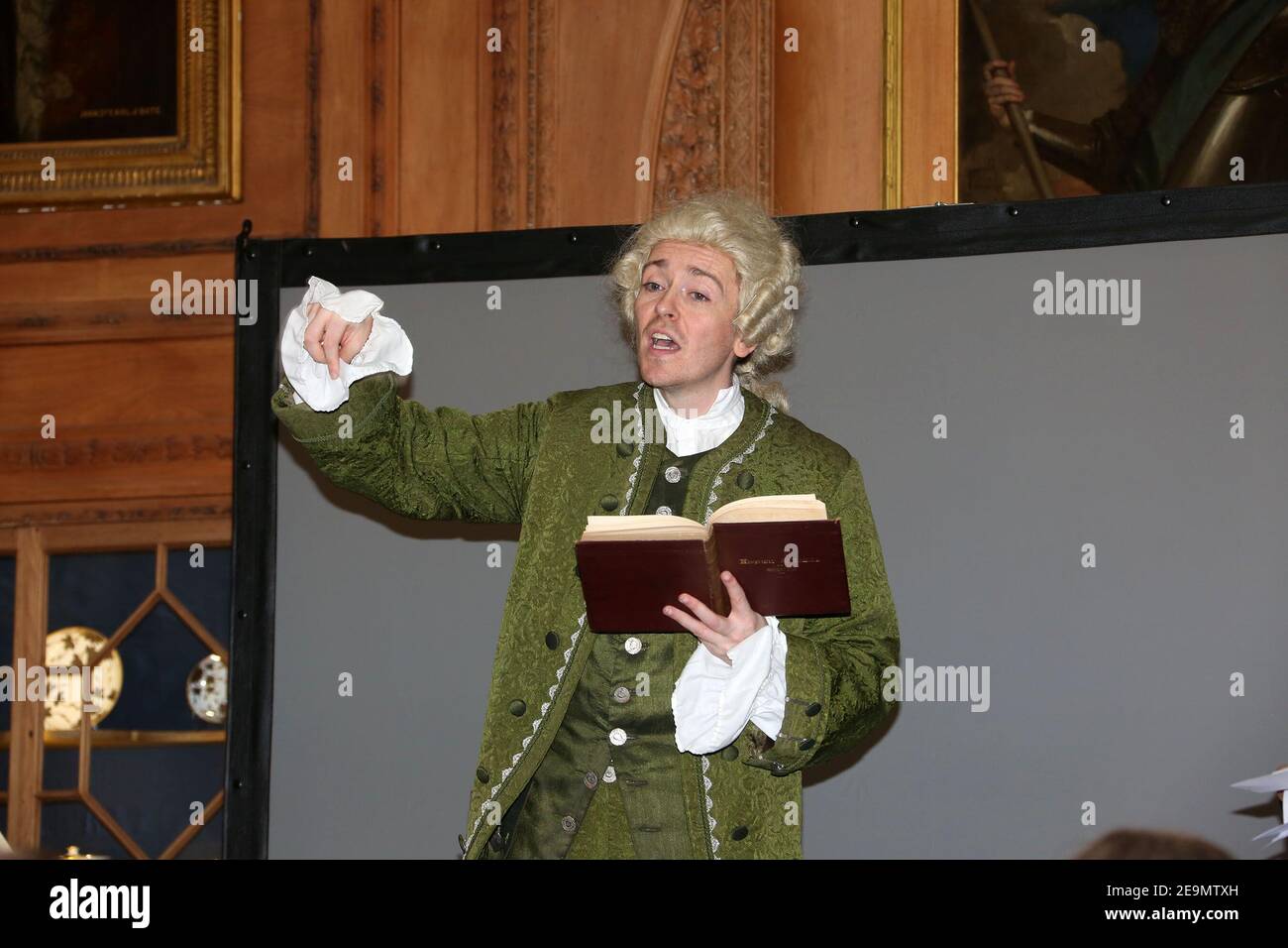 Schottland, Ayrshire, Boswell Book Festival Dumfries House Mai 2017. Der schottische Schauspieler Kenny Boyle, der als James Boswell ausgebildet wird und sich mit den örtlichen Schulkindern im Gobelin-Raum des Dumfries House beschäftigt Stockfoto