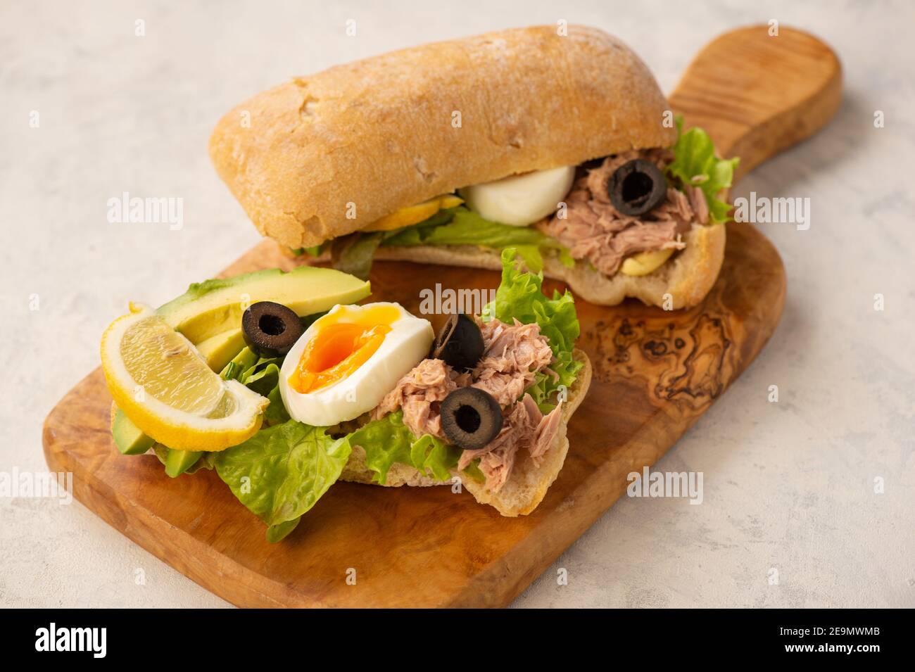 Thunfisch, Eier, Oliven und Avocado-Sandwiches auf hellem Hintergrund. Stockfoto