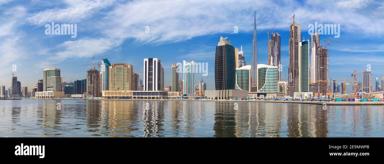 DUBAI, Vereinigte Arabische Emirate - 29. März 2017: Die Skyline mit der Brücke über den neuen Kanal und Innenstadt und Burj Khalifa Tower. Stockfoto