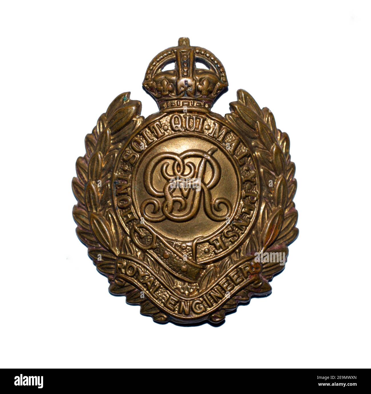 Ein Cap Abzeichen der Royal Engineers ausgestellt während des Ersten Weltkriegs, unannullierte Wirtschaft Ausgabe. Stockfoto
