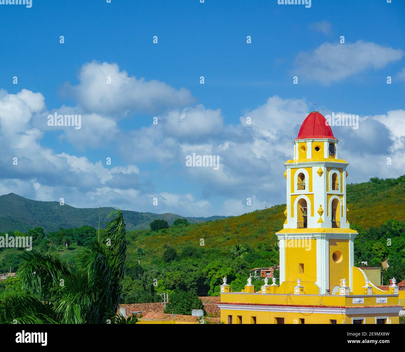 Blick auf den Glockenturm der Iglesia y Convento de San Francisco in Trinidad, Sancti Spíritus, Kuba Stockfoto