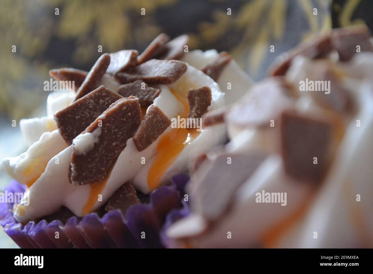 Cupcakes In Lila Cake Cases - Milchschokolade Stücke - VEREINIGTES KÖNIGREICH Stockfoto