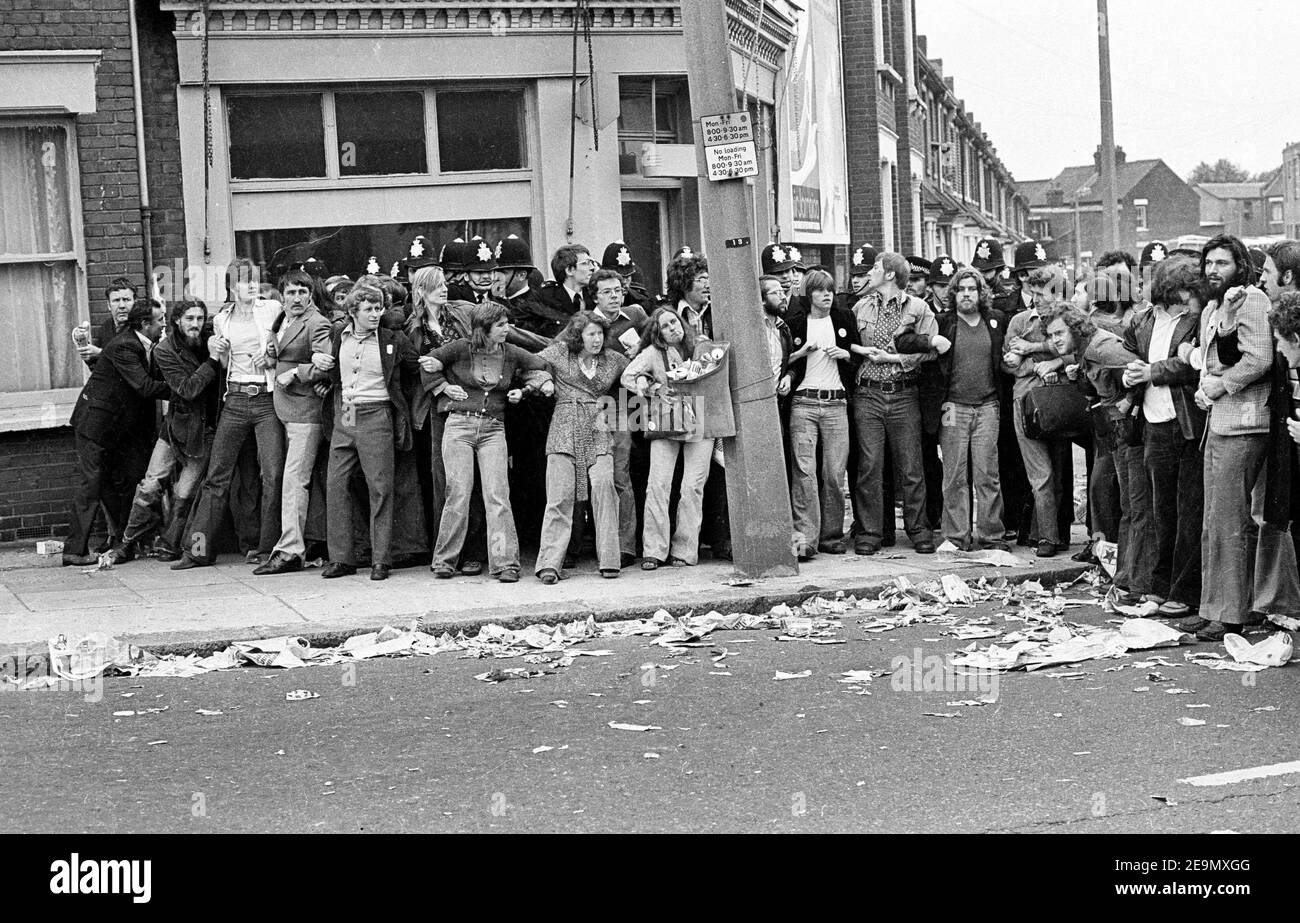 Aktivisten verbinden Waffen, um zu verhindern, dass Streikbrecher die Streikposten von Grunwicks passieren 22/6/77 PIC DAVID BAGNALL Streikposten von Grunwick Streikposten für Gewerkschaftsaktionen politische Politik 1970s 1977 britische britische Aktivisten aus der Arbeiterklasse Stockfoto