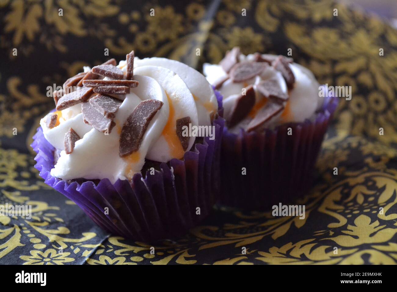 Cupcakes In Lila Cake Cases - Milchschokolade Stücke - VEREINIGTES KÖNIGREICH Stockfoto