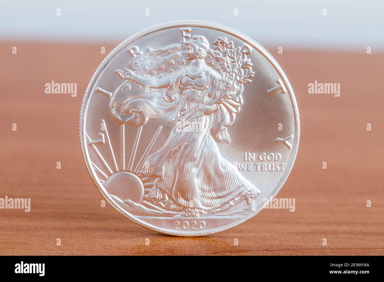 1oz feines Silber ein Dollar (Bullion Coin). Seite mit Walking Liberty und dem offiziellen Motto der Vereinigten Staaten: In gott vertrauen wir. Stockfoto