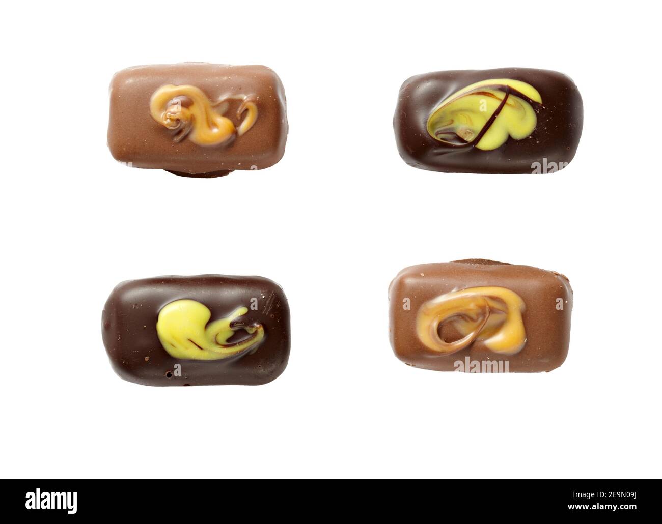 Pralinen Petit Fours Süßigkeiten Schokolade Chocs Trüffel weiß braun dunkel Ausschnitt Ausschnitt verziert hübsch Stockfoto