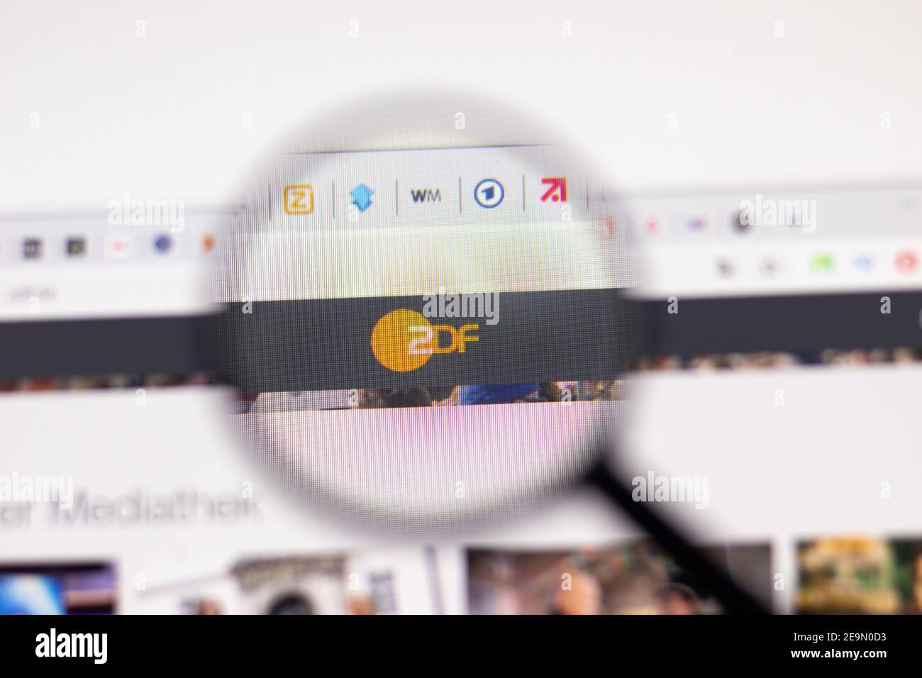 Los Angeles, USA - 1. Februar 2021: ZDF-Webseite. ZDF.de Logo auf dem Display, illustrative Editorial Stockfoto